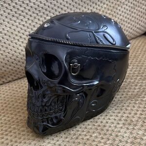 Black Skull-Shaped Men’s Bag – Sculpted Novelty Crossbody